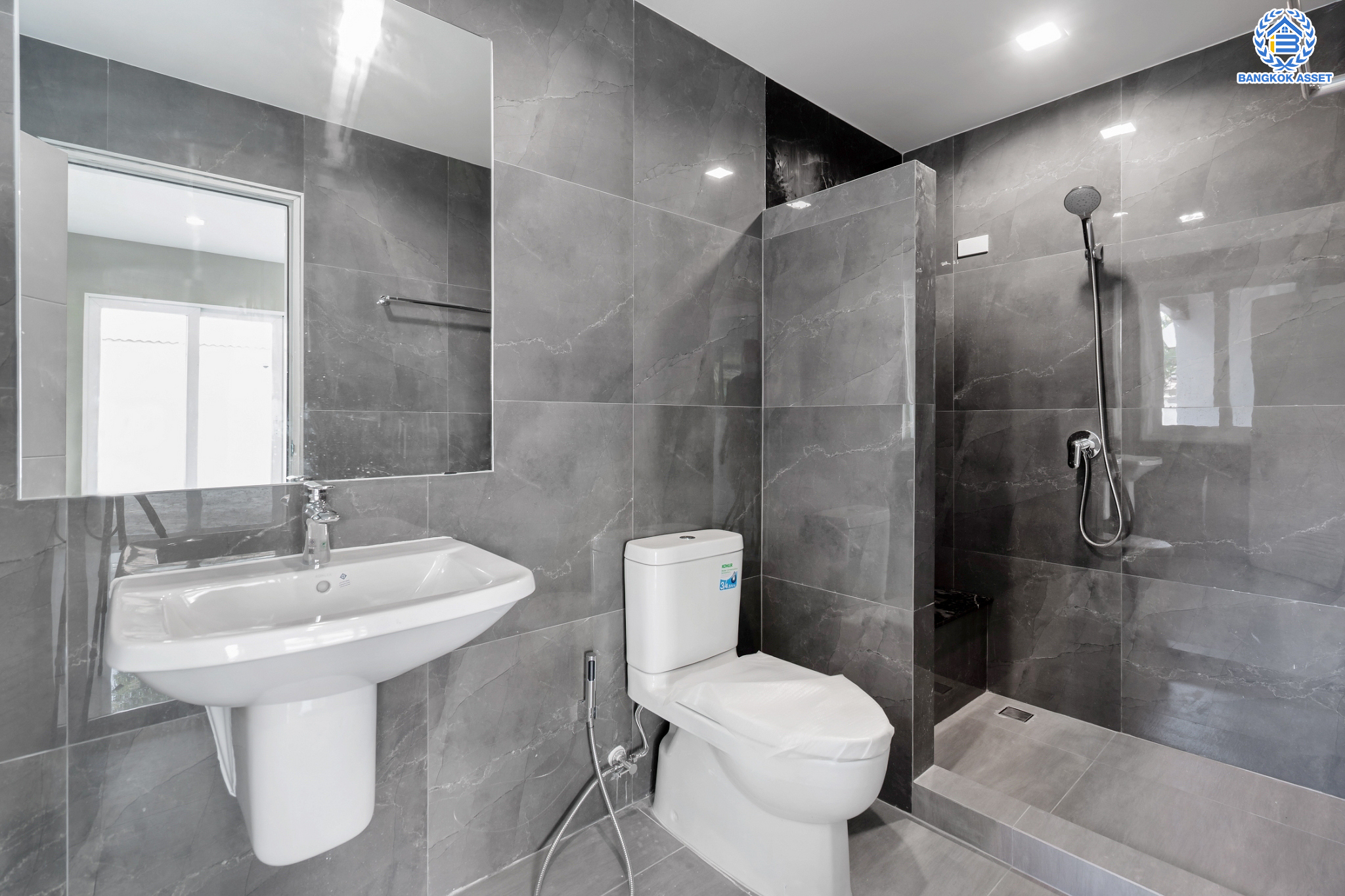 บ้านมือสองตกแต่งใหม่ ม.ลัดดารมย์ วัชรพล แบรนด์ Q.House เนื้อที่ 85.9 ตร.ว. ฟังก์ชัน 4 ห้องนอน 4 ห้องน้ำ จอดรถได้ 2 คัน Facilities ครบครัน บนทำเลเชื่อมต่อหลายเส้นทาง ถ.รามอินทรา ถ.สายไหม และถ.พหลโยธิน ใกล้สนามบินดอนเมือง ทางด่วน "ศรีรัช" และ "เซ็นทรัลรามอินทรา"